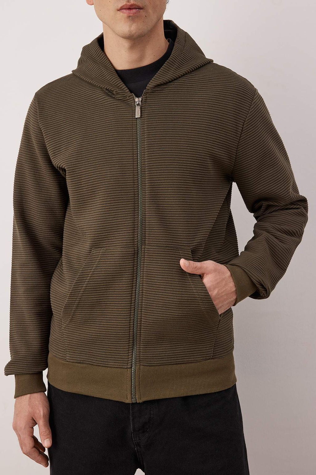 Siyah Regular/Normal Kesim Fermuarl? Kapusonlu Dokulu Sweatshirt TMNAW26SW00067 - Trendyolmilla фото 19