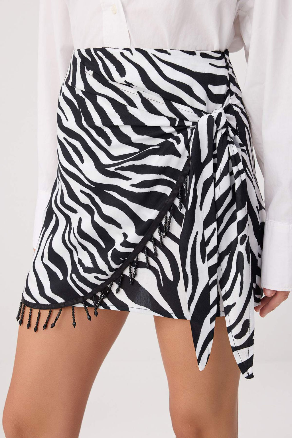 Siyah Beyaz Zebra Desenli Boncuk Detayl_ Mini Kruvaze Etek TWOSS26ET00215 - Trendyolmilla фото 3
