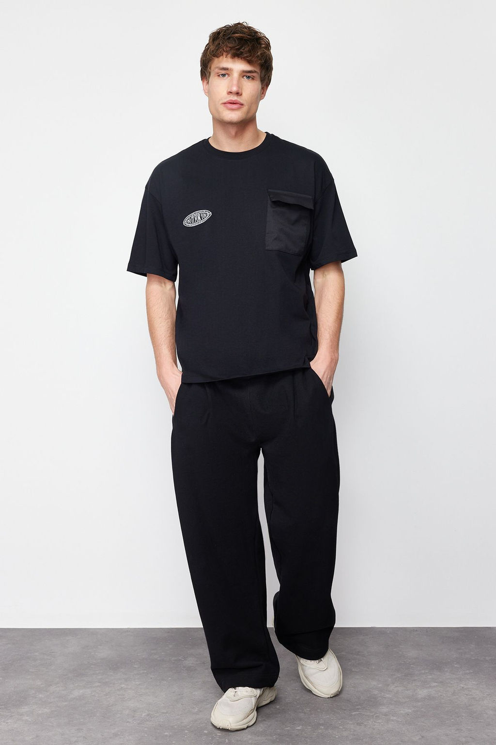 Buyuk Beden Siyah Oversize Cep Detayl? Bask?l? %100 Pamuklu T-Shirt TMNSS24BF00026 - Trendyolmilla фото 2