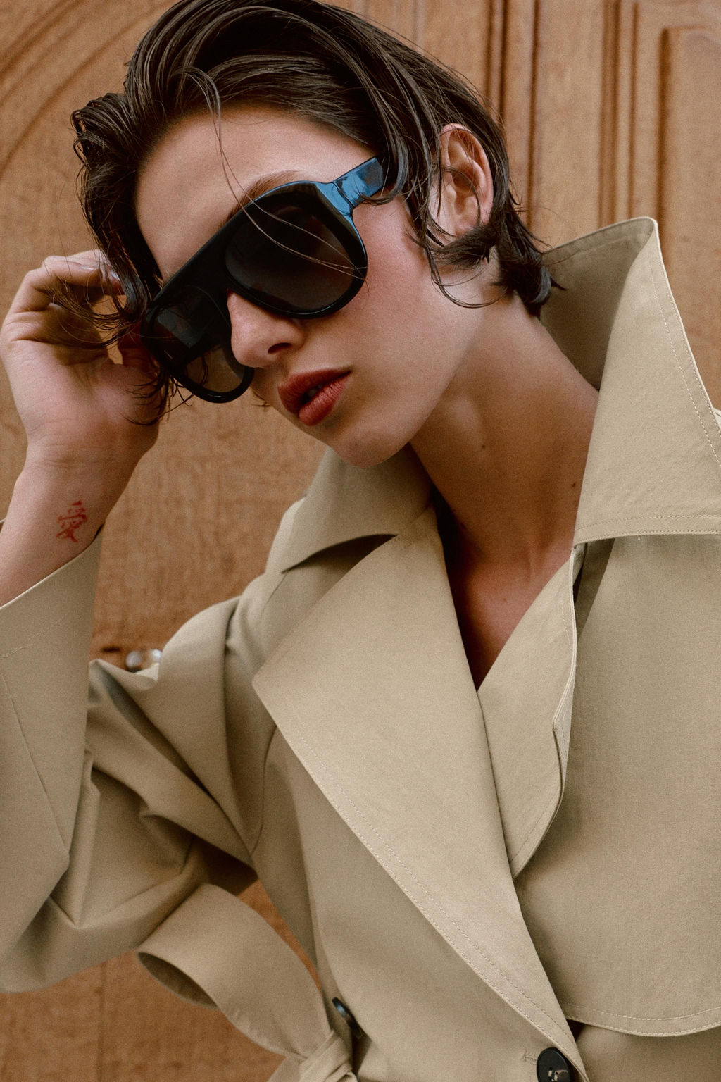 TRENCH CORTO CINTUR?N HOMBRERAS / Camel claro - Zara фото 10