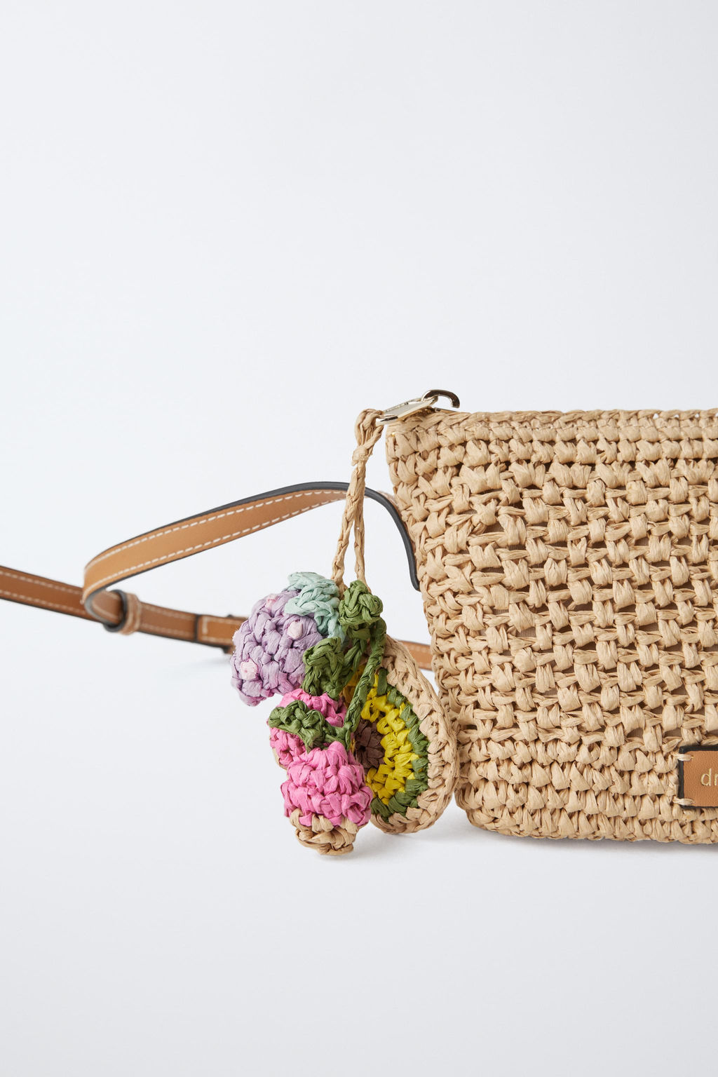 RAFFIA-EFFECT CROSSBODY BAG WITH CHARM - Zara фото 3