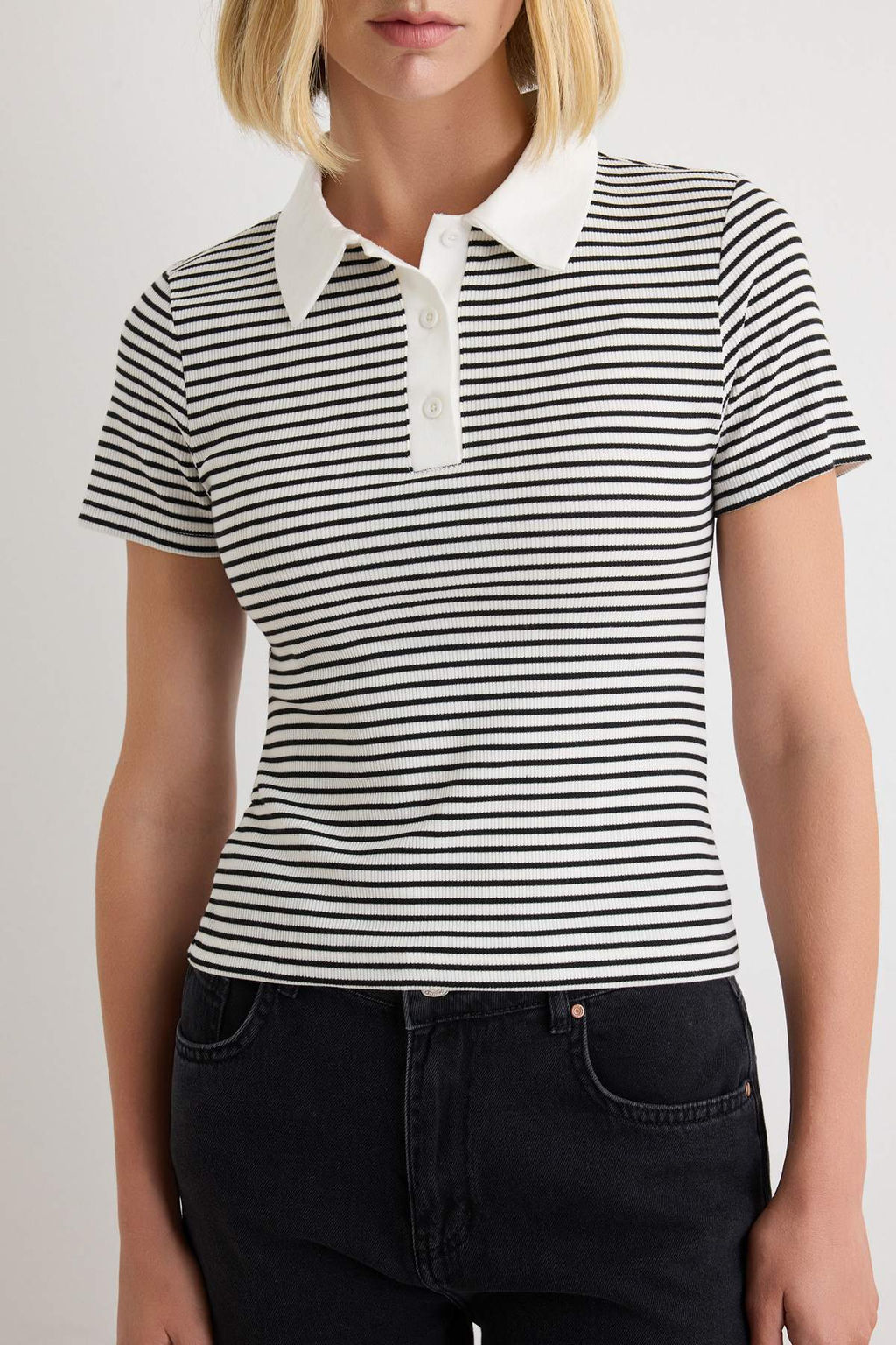 Ekru _izgili Fitted/V_cuda Oturan Polo Yaka Ka_korse _rme Bluz TWOAW27BZ00076