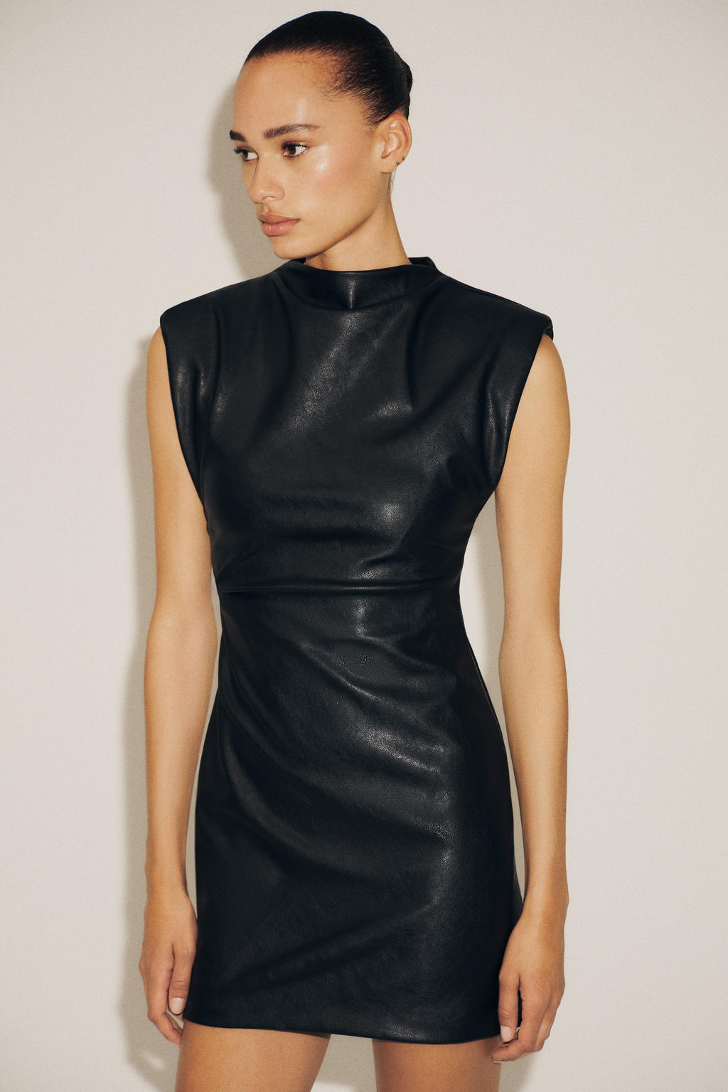 FAUX LEATHER SHORT DRESS WITH SHOULDER PADS - Zara фото 3