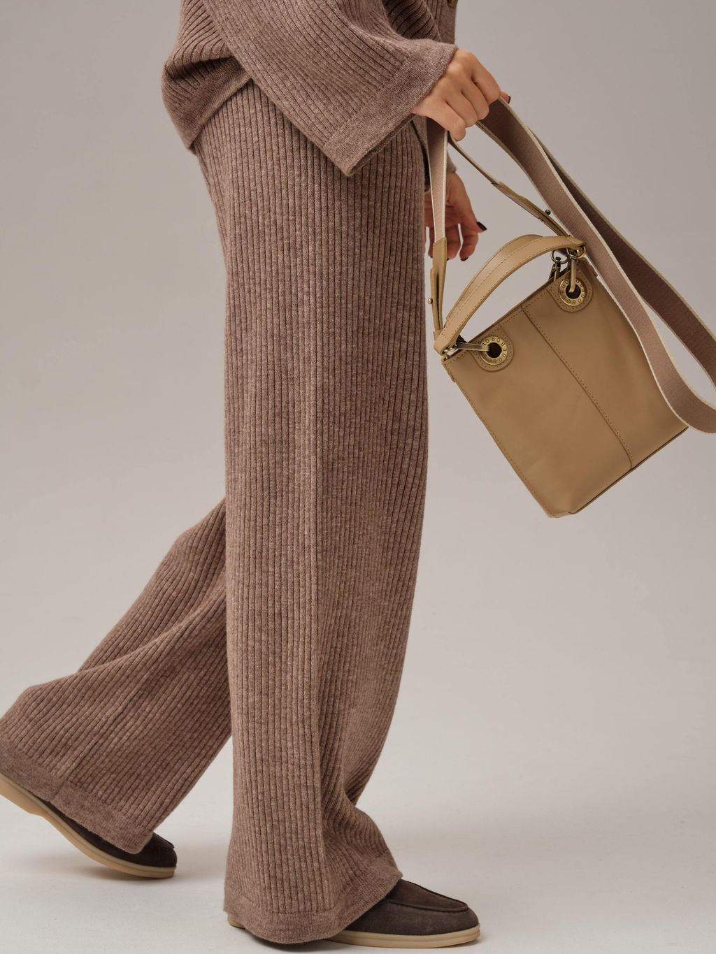 Сумка кожаная кросс-боди Deboro 30347 бежевая камелия