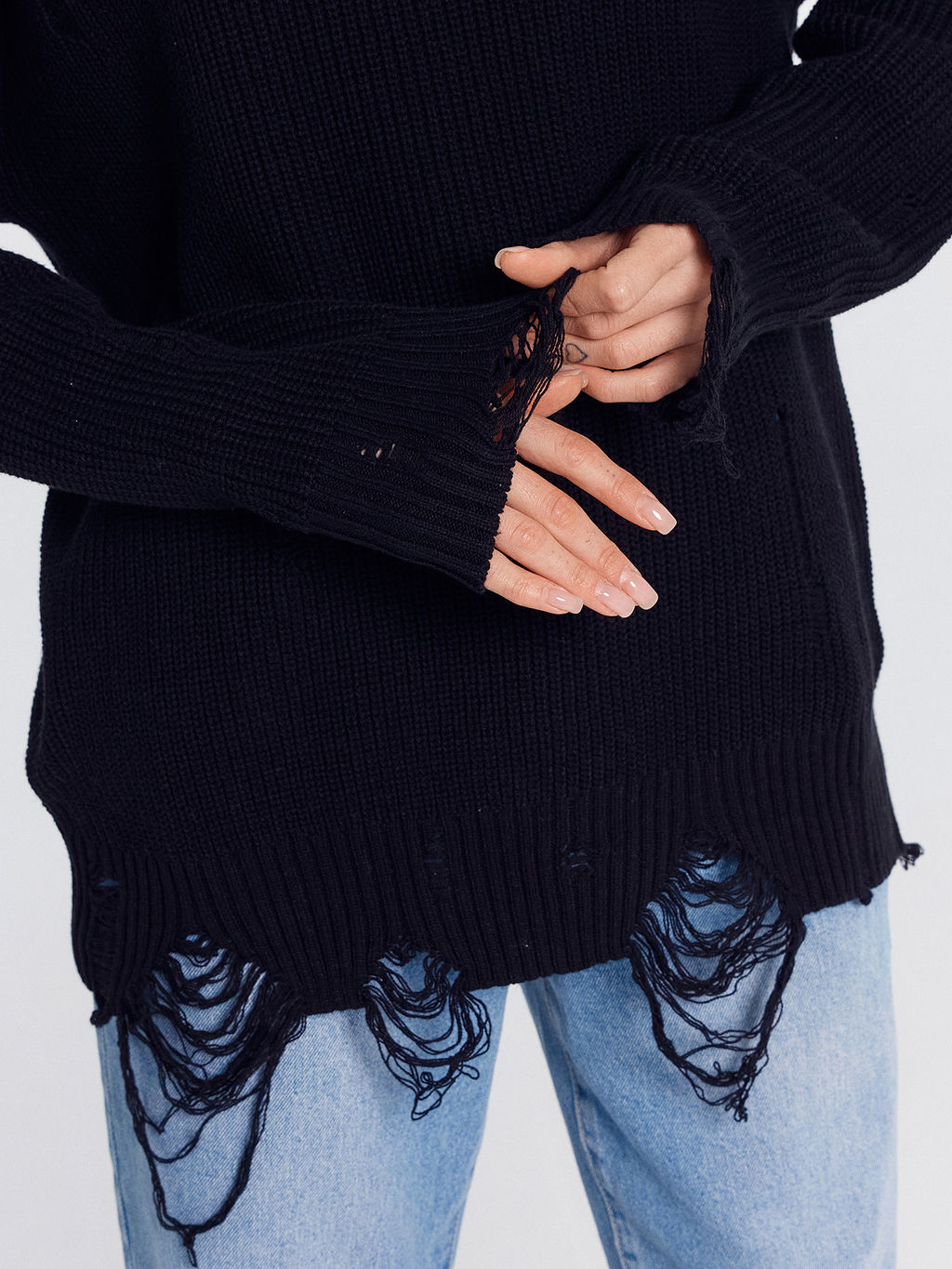 Джемпер женский черный с рваными деталями