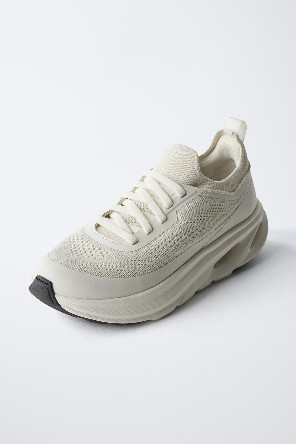 TRAINERS WITH SOLE DETAIL