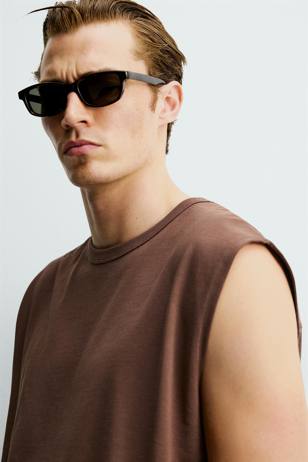 CAMISETA TANK RELAXED FIT / Marr?n oscuro