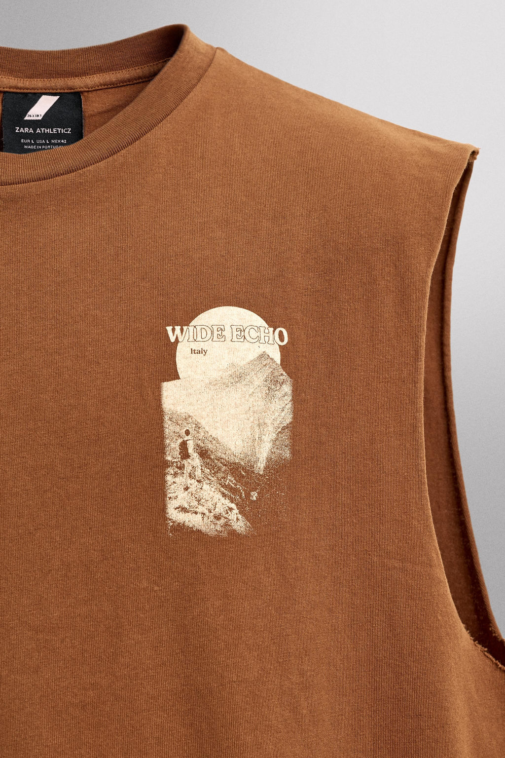 CAMISETA TANK ESTAMPADO CONTRASTE / Ocre