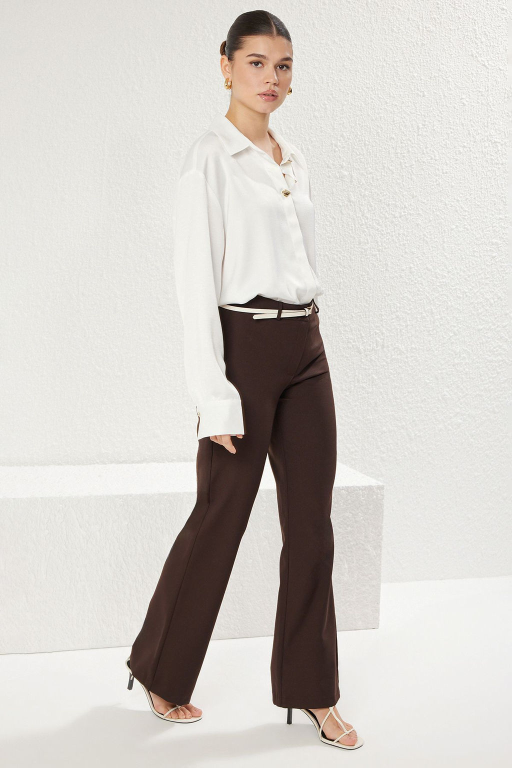 Koyu Kahverengi Dusuk Bel Hafif Flare Dokuma Pantolon TWOSS25PL00078