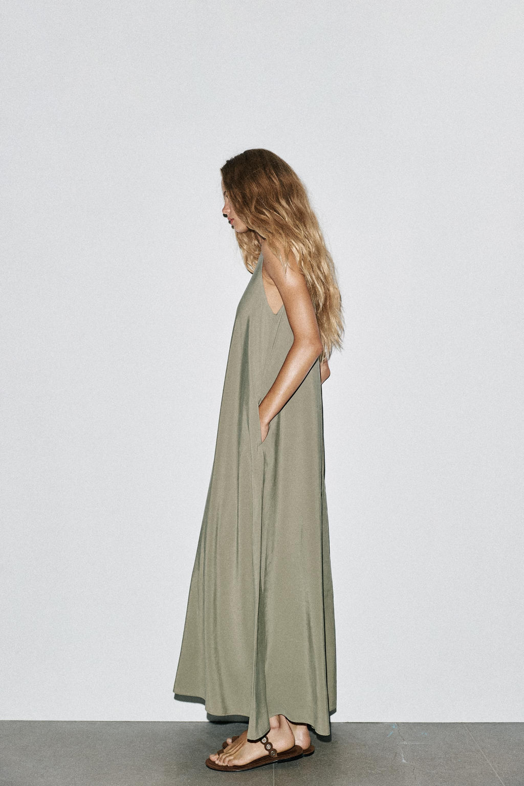 FLOWING VOLUMINOUS MIDI DRESS