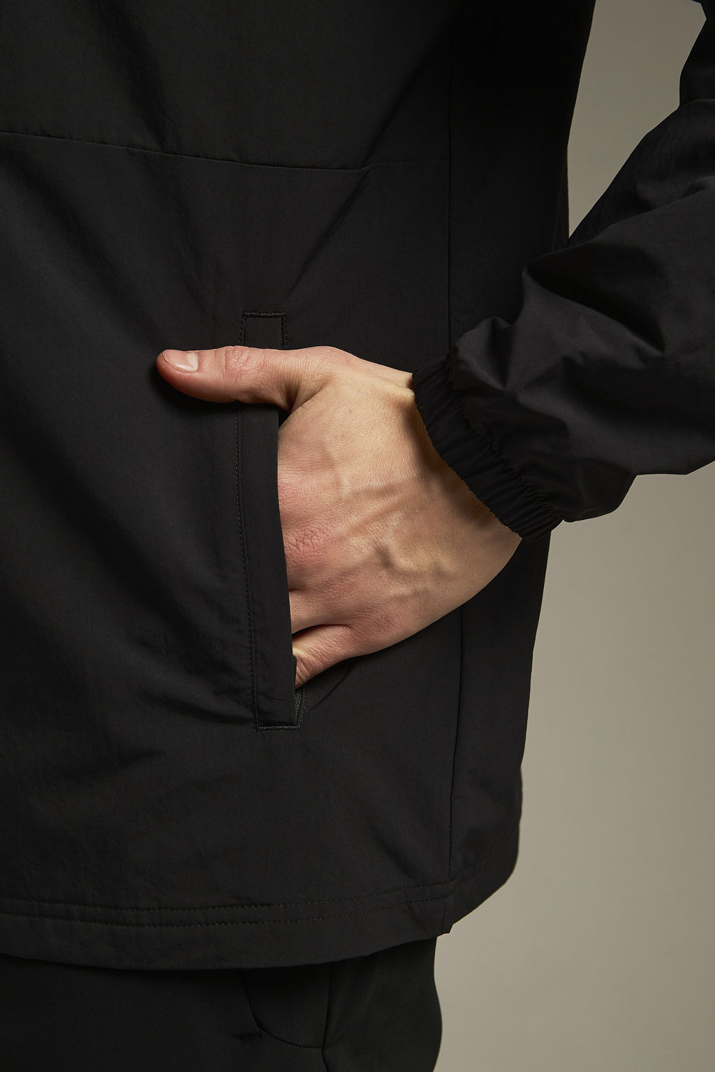 Ветровка Черный TRN ESSENTIAL Woven Track Top - Anta фото 6