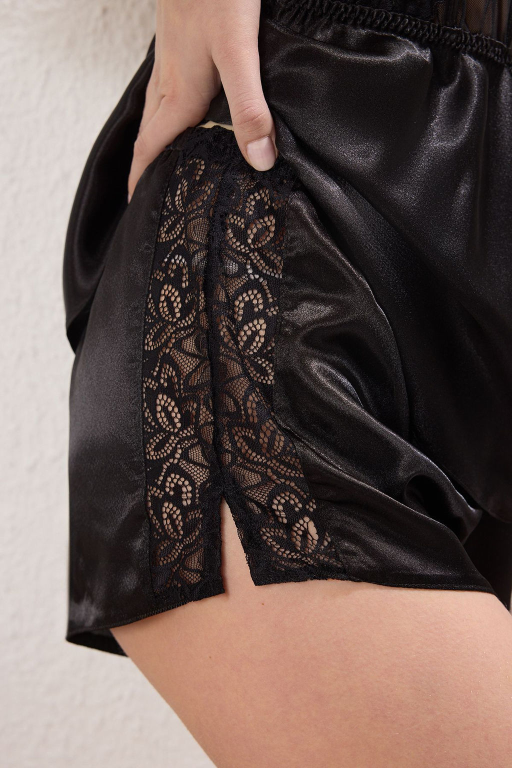 Trendyolmilla Siyah Dantel ve S?rt Detayl? Ip Ask?l? Saten Sortlu Dokuma Pijama Tak?m? THMSS25PT00287 фото 4