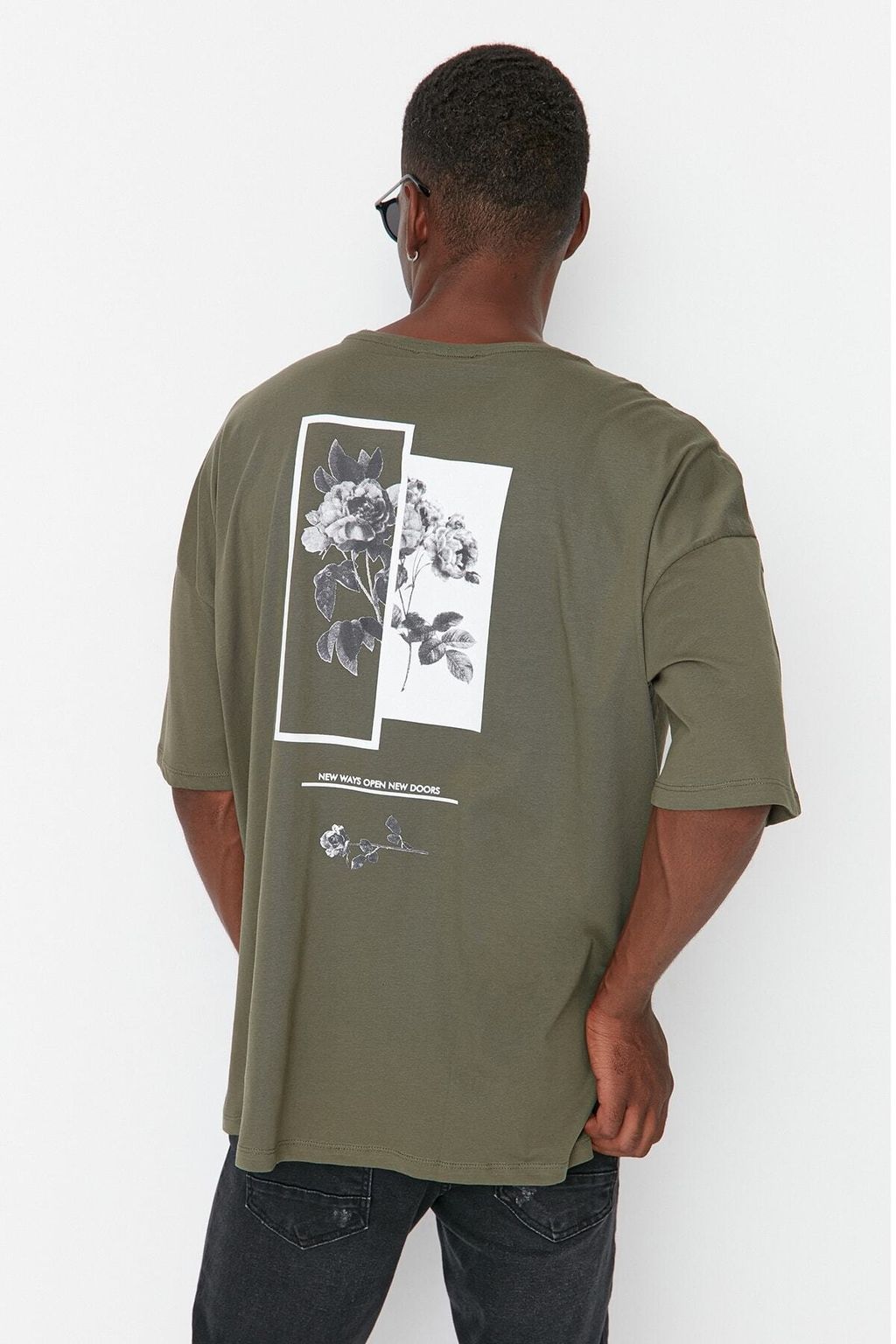 TRENDYOL MAN Tas Oversize/Genis Kesim Bisiklet Yaka Cicek Bask?l? K?sa Kol %100 Pamuklu T-Shirt TMNSS21TS1223