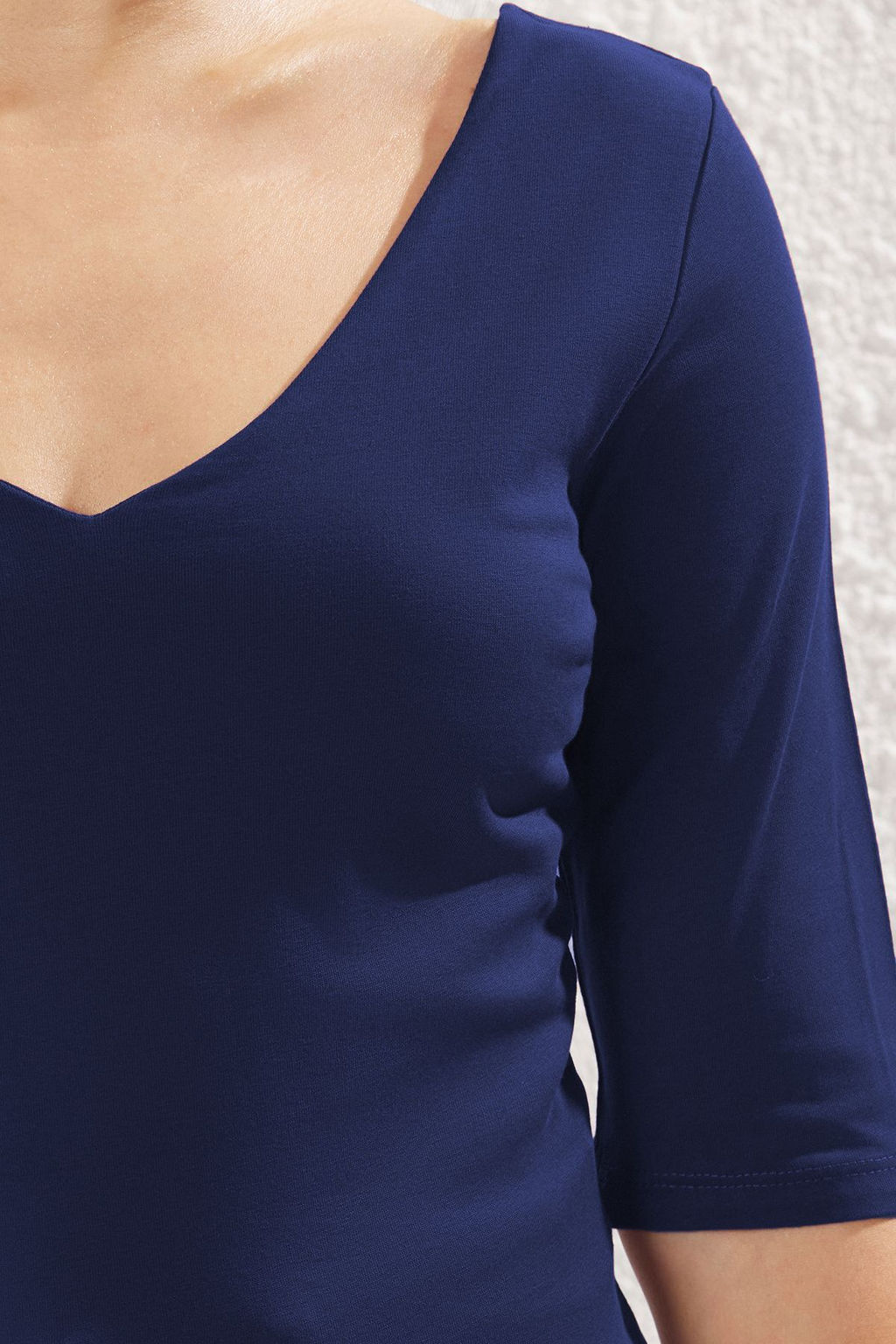 Trendyolmilla Tas Fitted/Vucuda Oturan V Yaka S?rt Dekolteli Esnek Orme Bluz TWOSS25BZ00083 фото 18