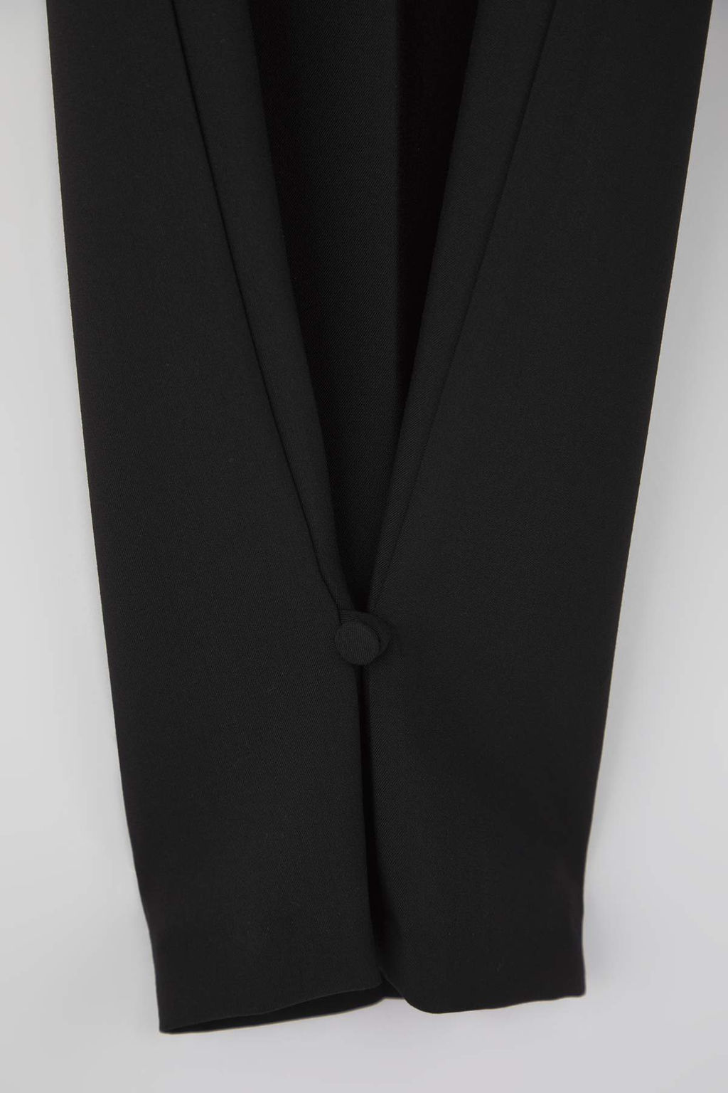 Siyah Paca Dugme Detayl? Wide Leg ve Havuc Olabilen Kumas Pantolon TWOAW26PL00032