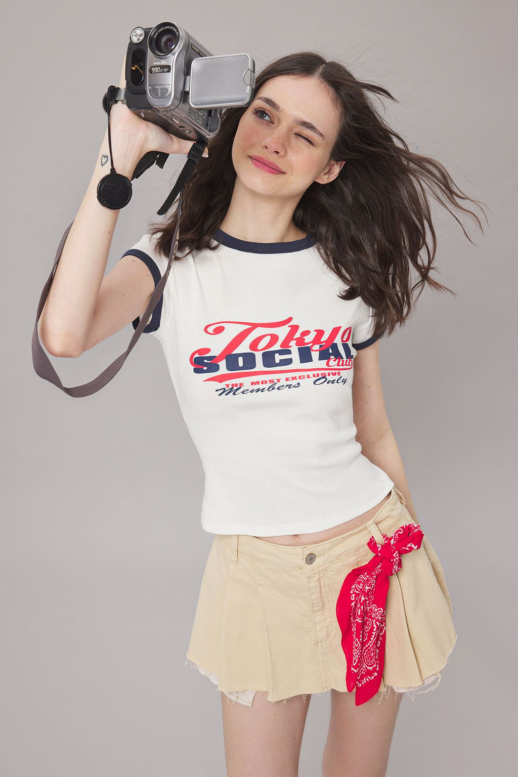 TRENDYOLMILLA Ekru Slogan Bask? Renk Bloklu Fitted/Vucuda Oturan Orme T-Shirt TWOSS25TS00094