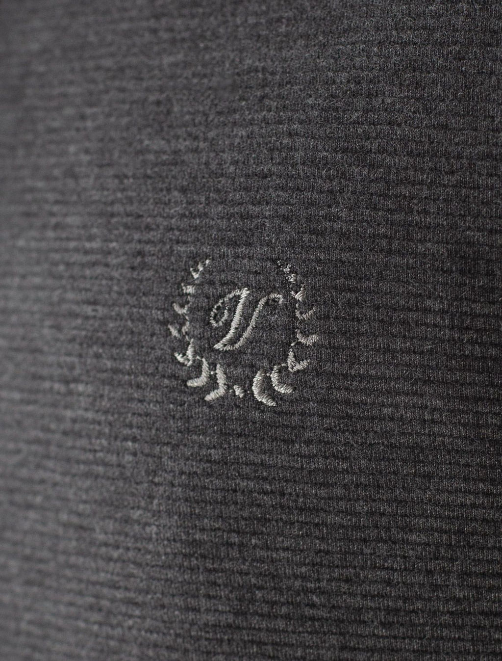 Лонгслив из мягкого фактурного трикотажа с плетеным воротником поло на пуговицах