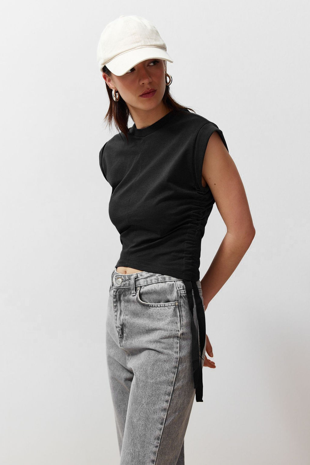 TRENDYOLMILLA Antrasit %100 Pamuk Buzgu Detayl? Crop Yarasa Kol Orme T-Shirt TWOSS24TS00026 фото 2