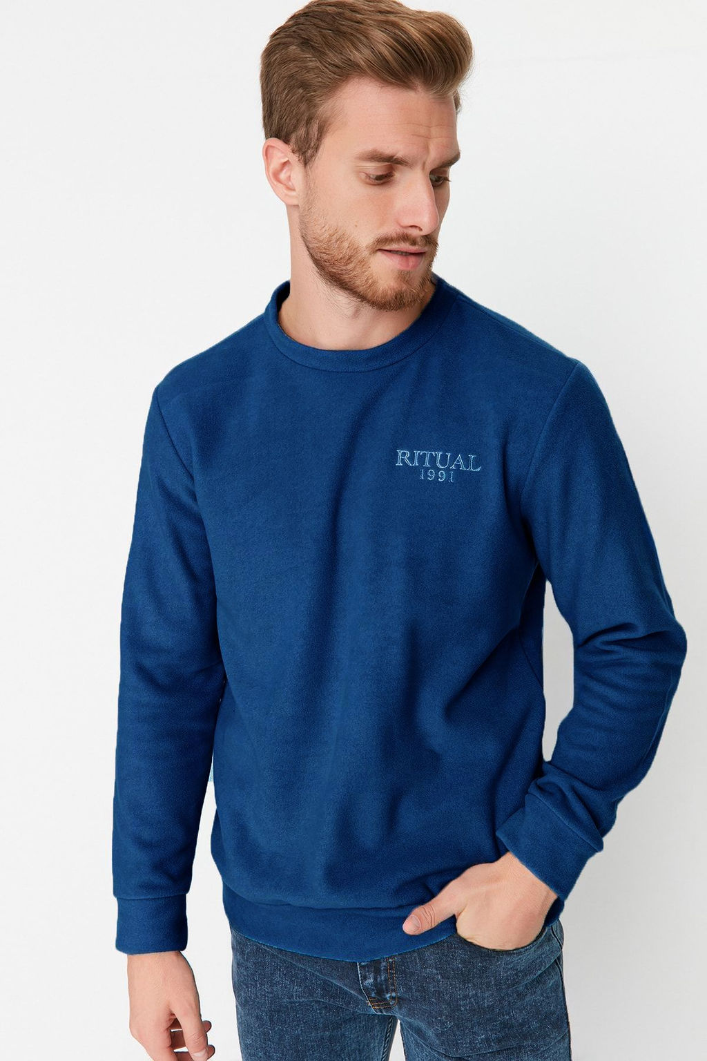 TRENDYOL MAN Gri Regular/Normal Kesim Bisiklet Yaka Anti-pilling Polar Yaz? Bask? Sweatshirt TMNAW23SW00340
