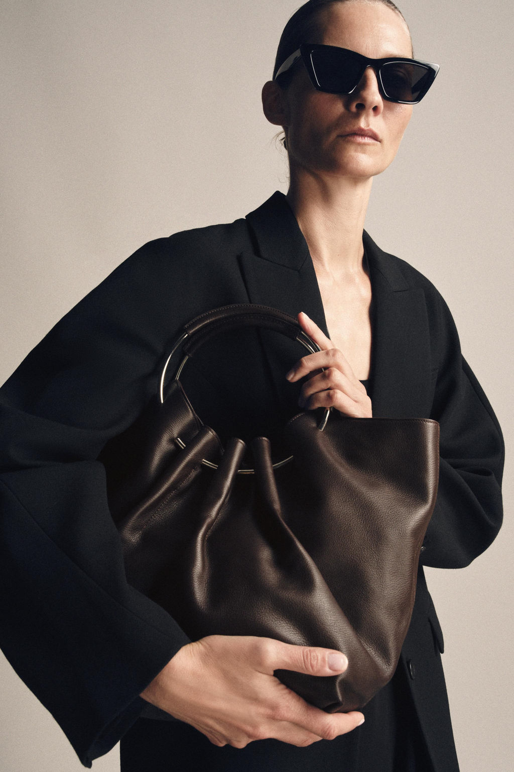 RIGID STRAP LEATHER BUCKET BAG - Zara фото 2