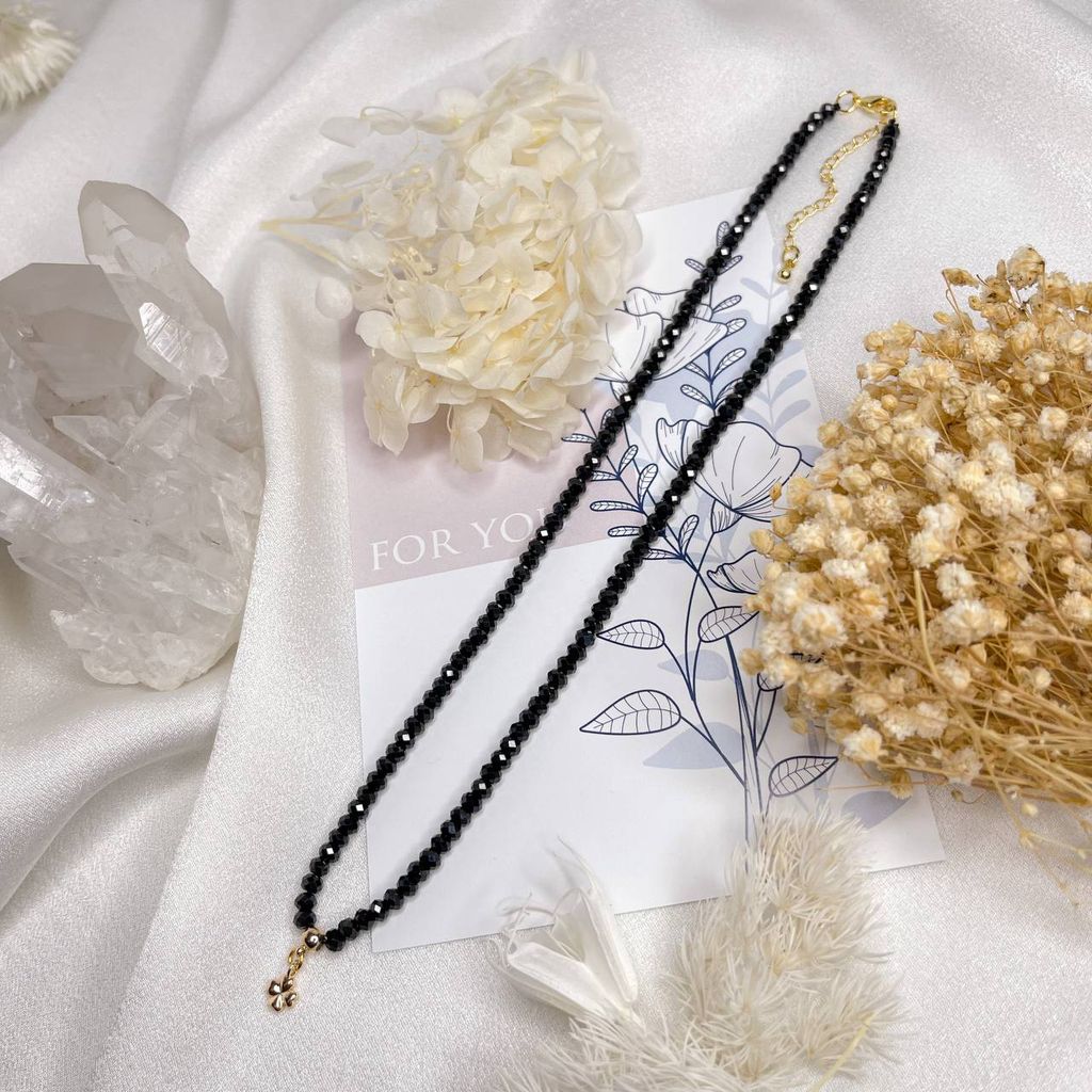 Бусы с подвеской "Клевер" из черной Шпинели огранка