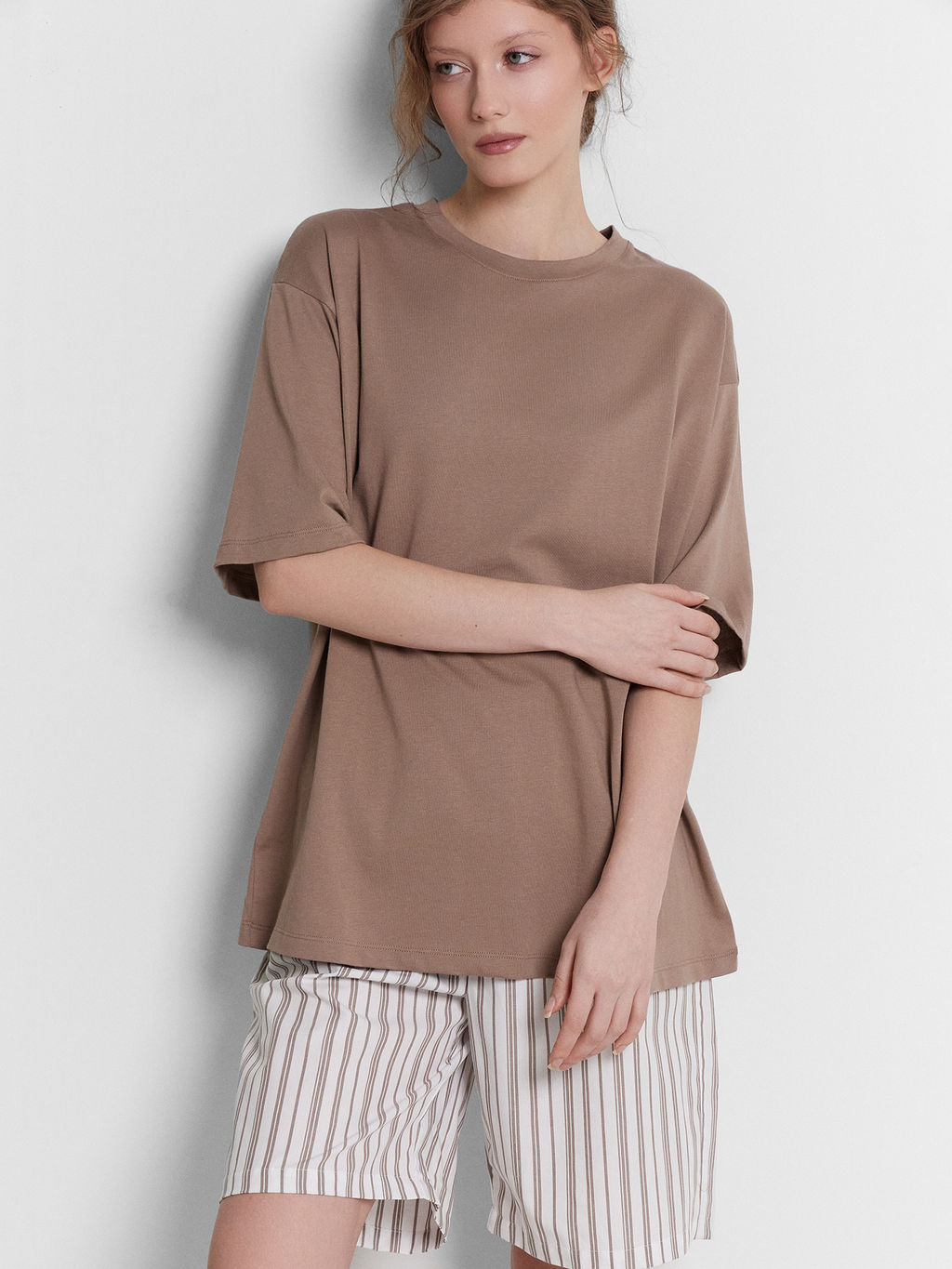 КОМПЛЕКТ ЖЕНСКИЙ (ДЖЕМПЕР, ШОРТЫ) мокко +мокко полоска на белом 592596