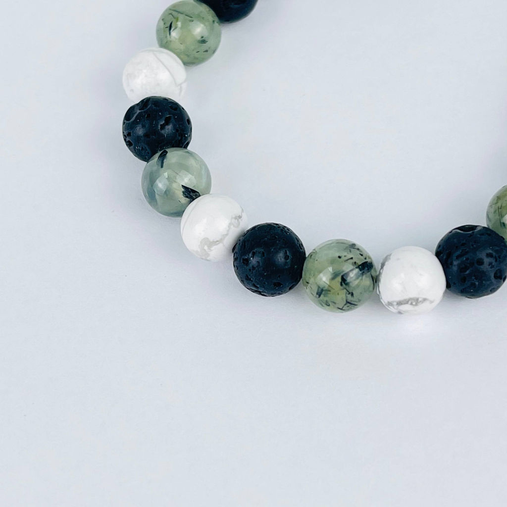 Браслет регулируемый "Стихия Воздух" из Пренита, Говлита и Лавы от 20 см