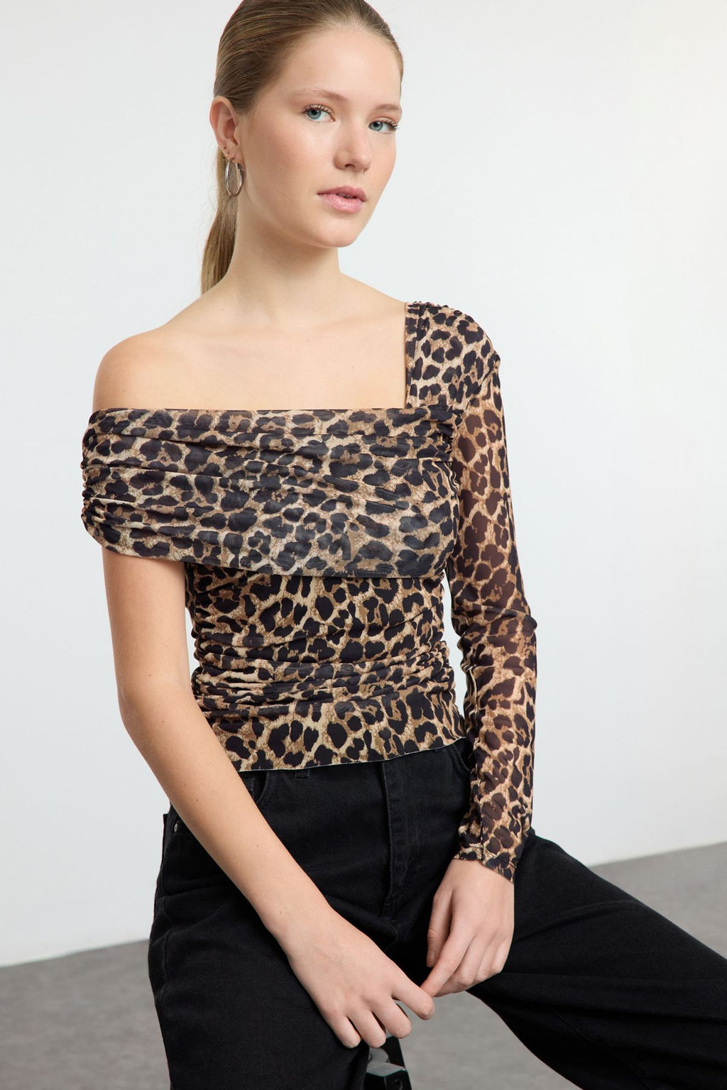 Kahverengi Leopar Bask?l? Asimetrik Yaka Vucuda Oturan Esnek Orme Bluz TWOAW25BZ00314 - Trendyolmilla фото 2