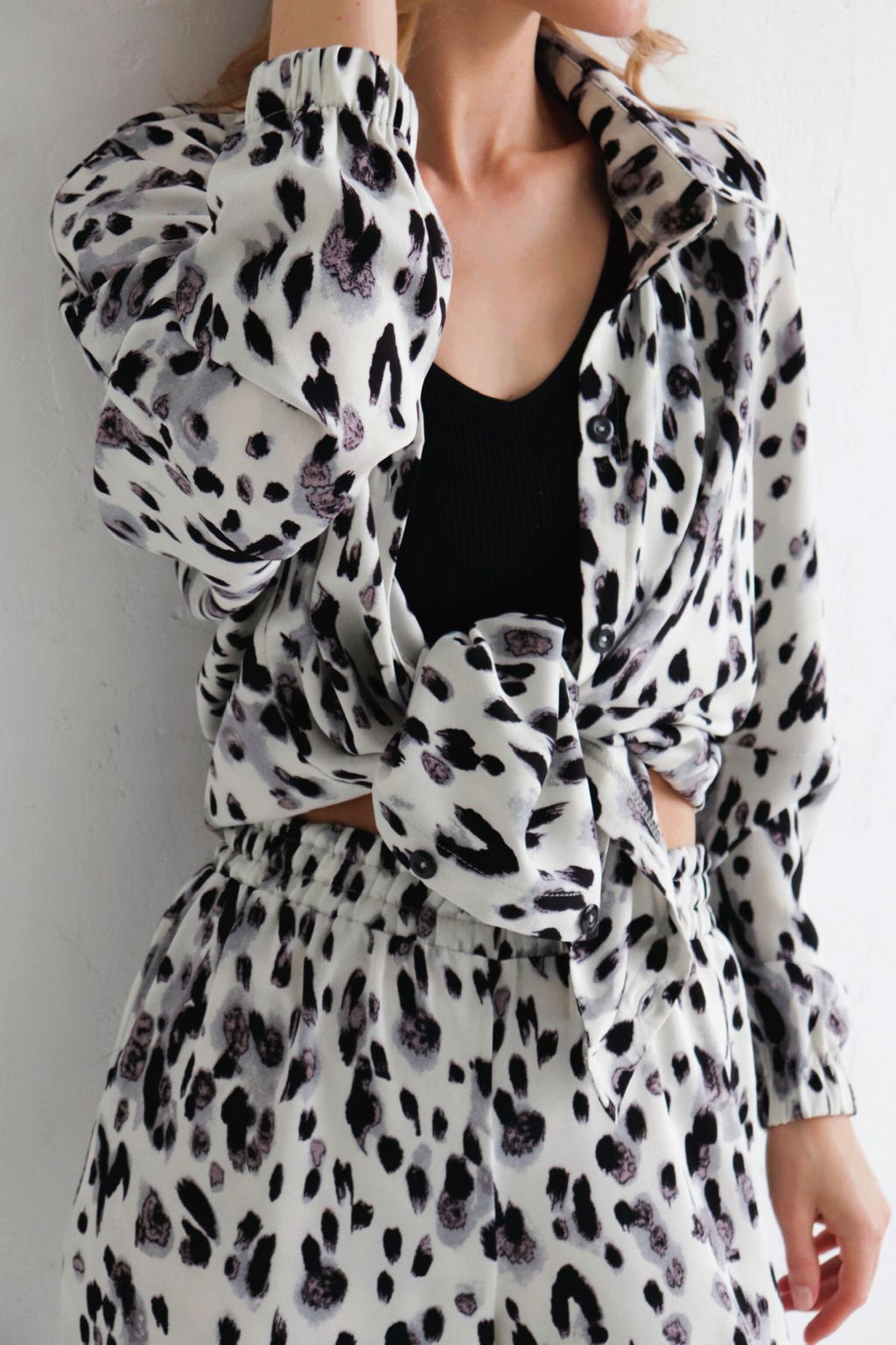 9438 Костюм летний с чёрно-серым принтом - Martichelli фото 6