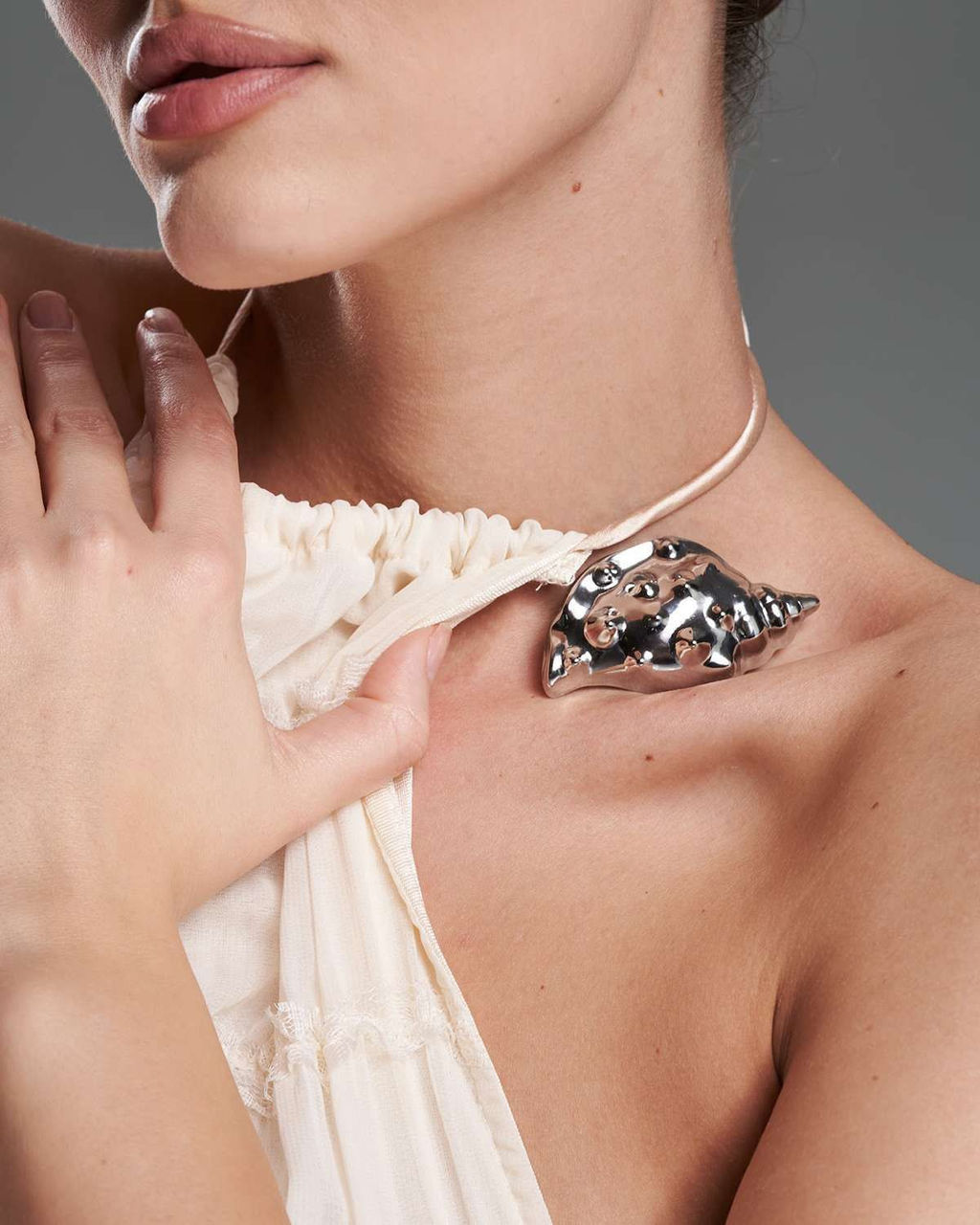 Брошь в виде ракушки