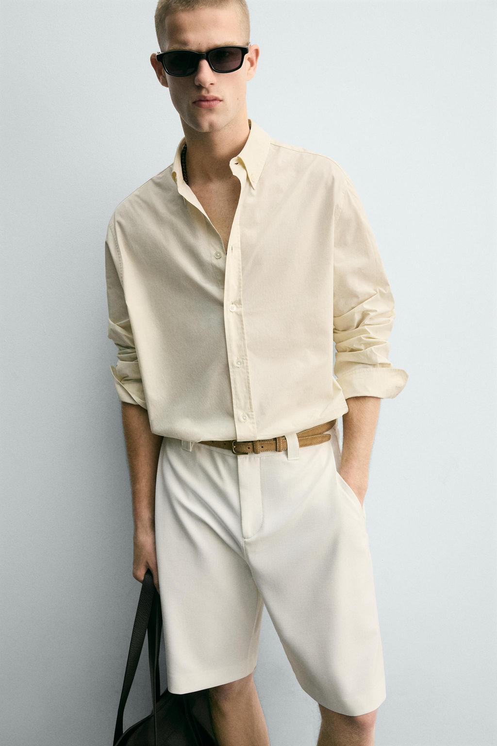 BERMUDA RELAXED FIT PLIEGUES LATERALES / Blanco roto