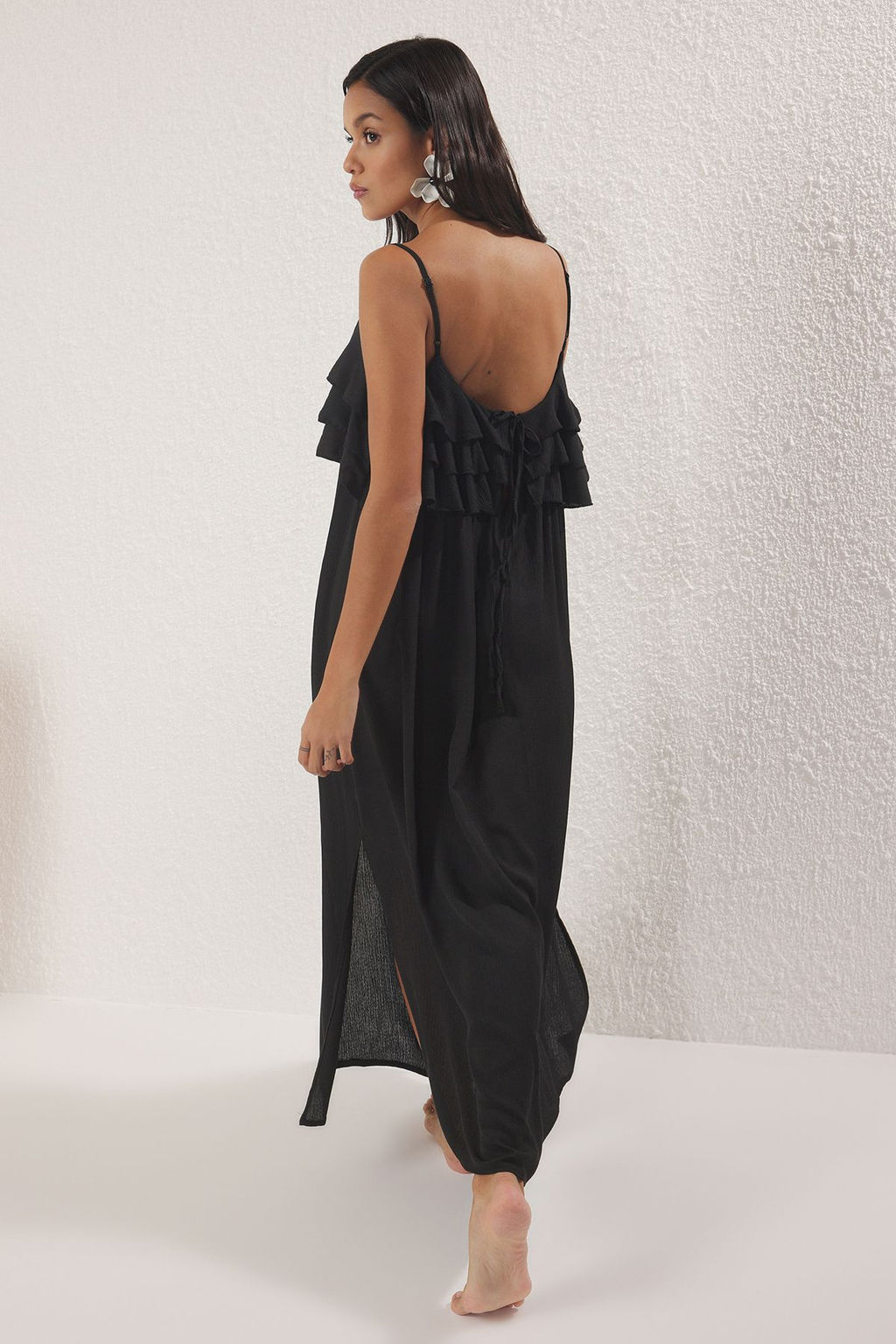 Trendyolmilla Siyah Dokuma Midi Volanl? Plaj Elbisesi TBESS25EL00132 фото 5