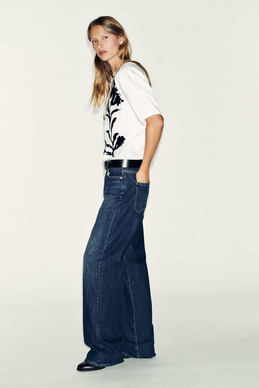 T-SHIRT WITH CONTRAST FLOWER PRINT - Zara фото 3