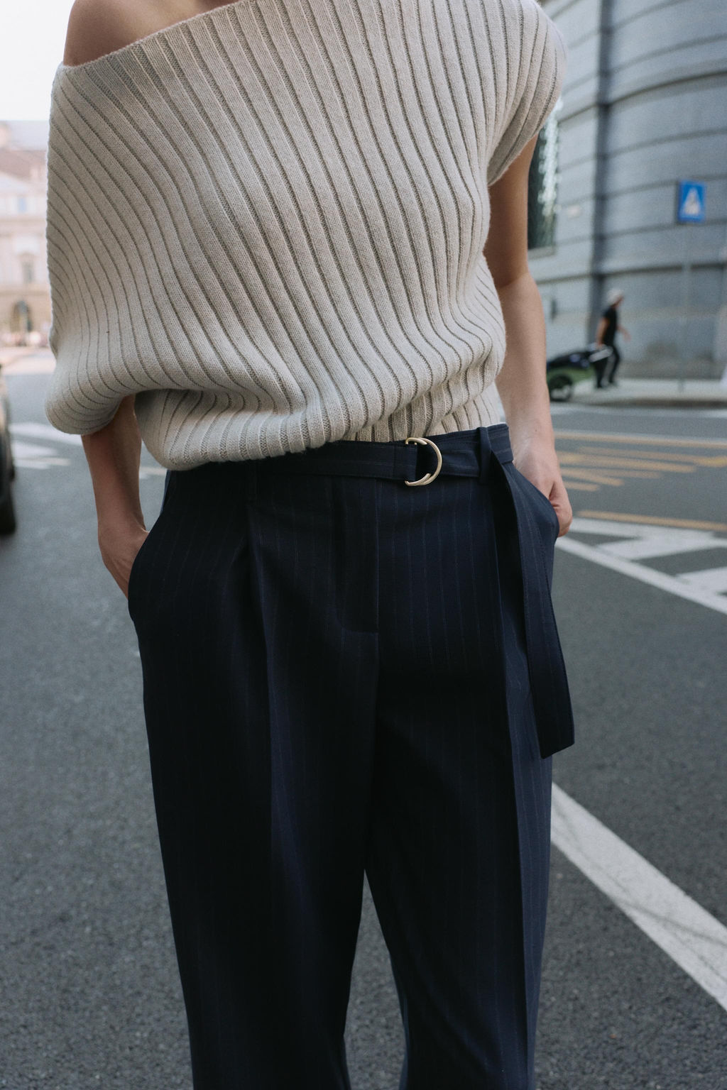 PINSTRIPED TROUSERS WITH BELT - Zara фото 5