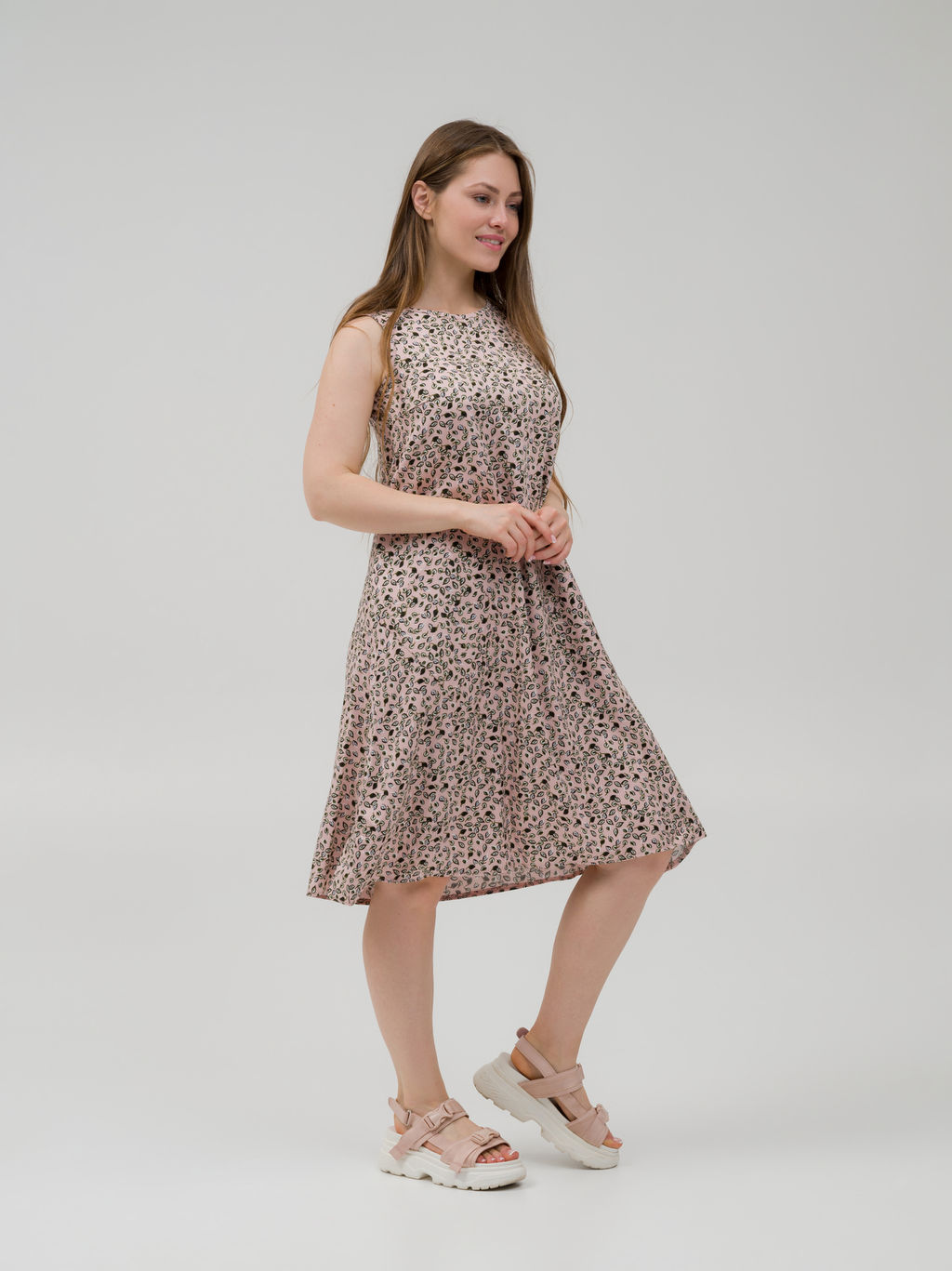 Легкое струящееся платье с карманами пудровый - Odis фото 6