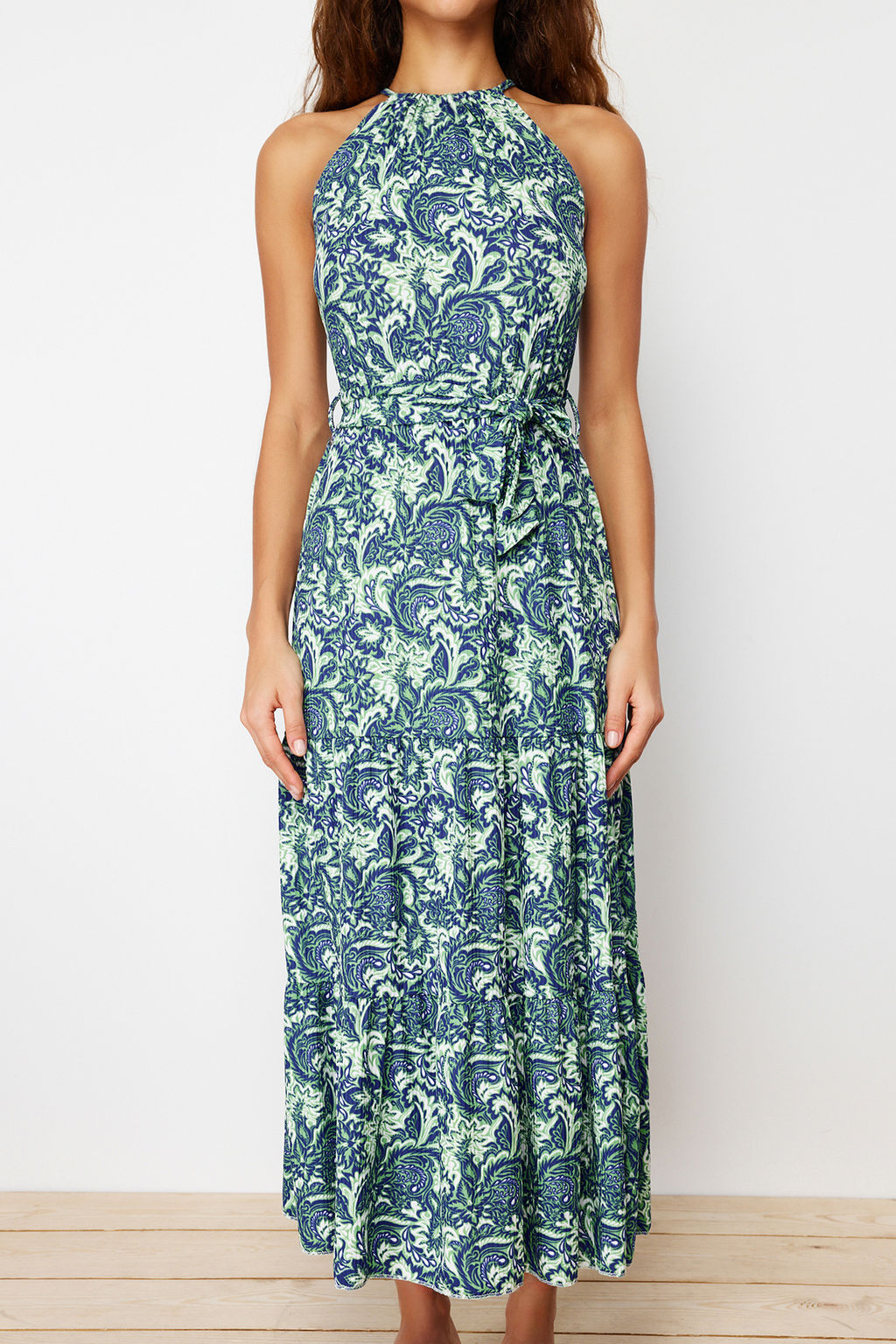 Yesil Bask?l? Skater/Belden Ac?lan Halter Yaka Fitilli Esnek Orme Maxi Elbise TWOSS24EL00418 - Trendyolmilla фото 4