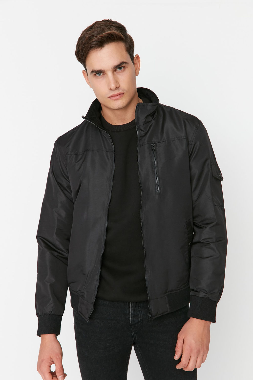 TRENDYOL MAN Siyah Regular Fit Dik Yaka Ici Polarl? Suya ve Ruzgara Dayan?kl? K?sl?k Mont TMNAW23MO00051