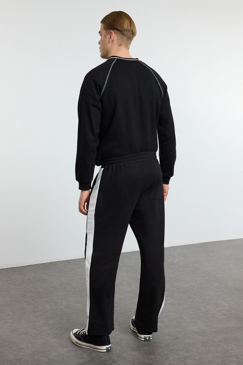 TRENDYOL MAN Siyah Oversize/Genis Kesim Ac?k Paca Renk Bloklu Esofman Alt? TMNAW25EA00006 - Trendyolmilla фото 5