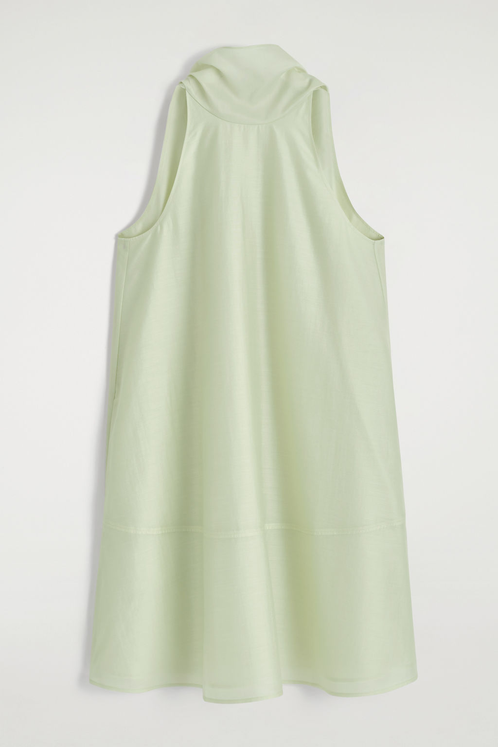 VESTIDO CORTO FLUIDO CON CUELLO HALTER