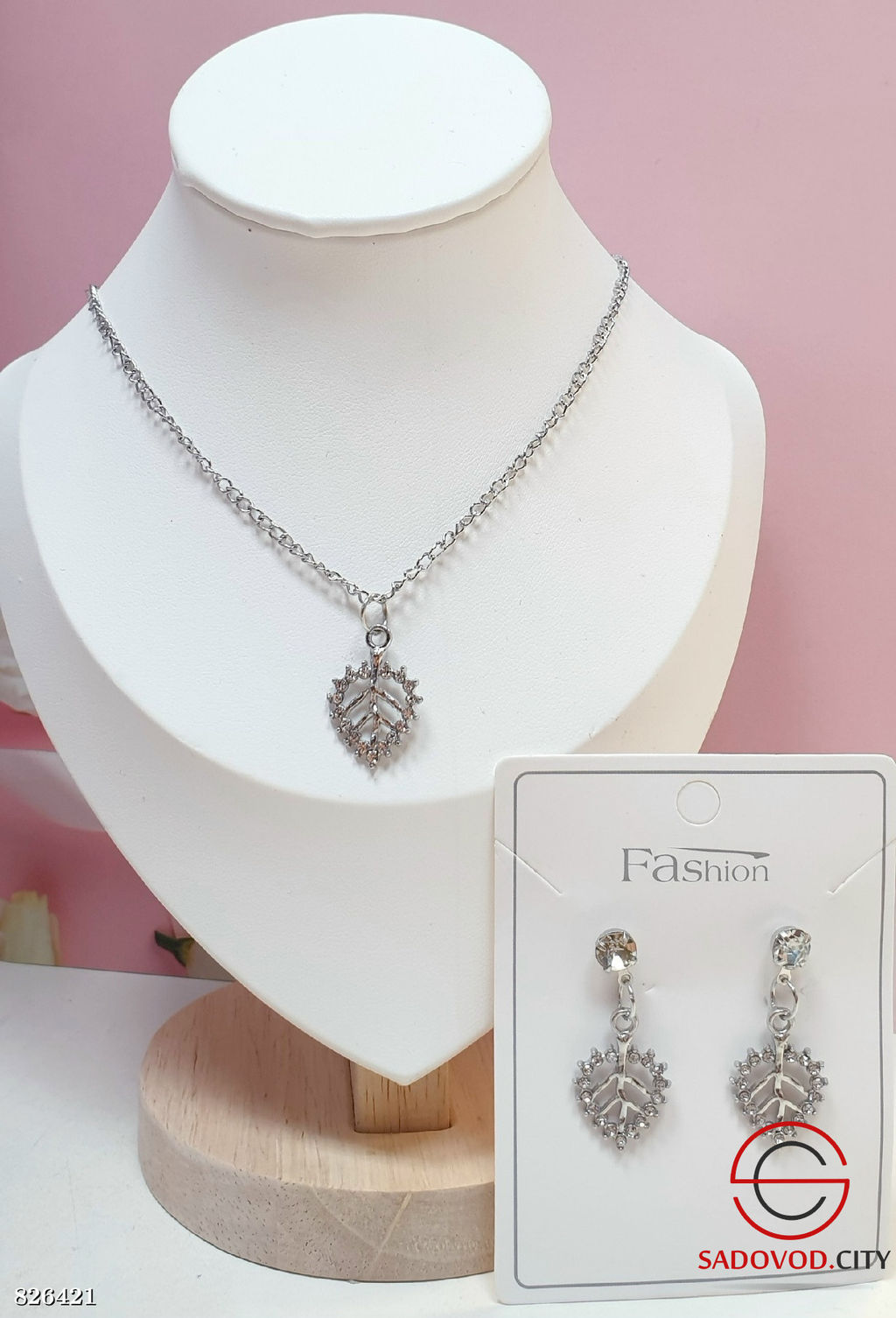 Комплект украшений женский: серьги гвоздики и подвеска ожерелье