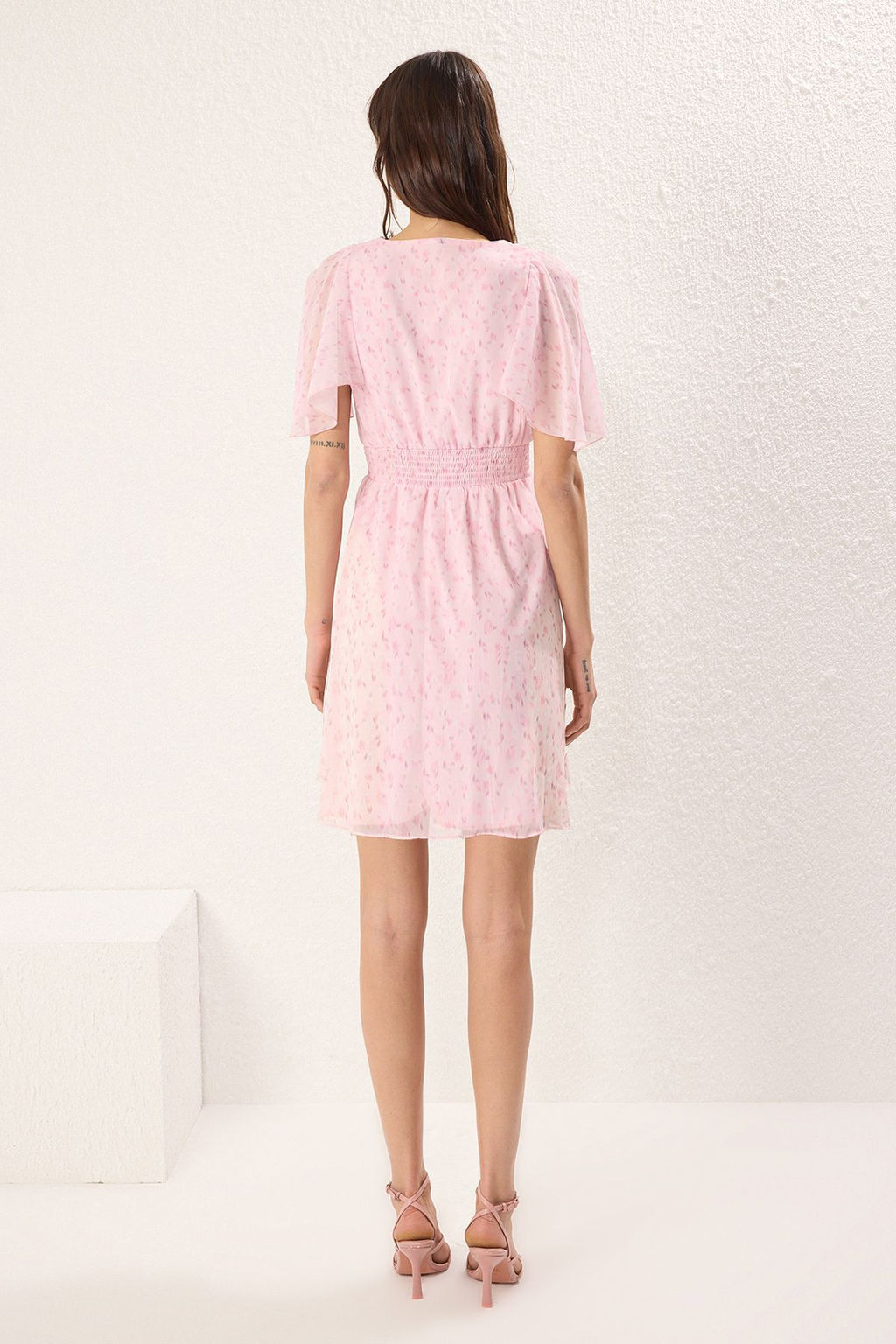 Pembe Cicek Desenli Etegi Belden Ac?lan Gipeli Sifon Ucus Ucus Dokuma Mini Elbise TWOSS25EL00566