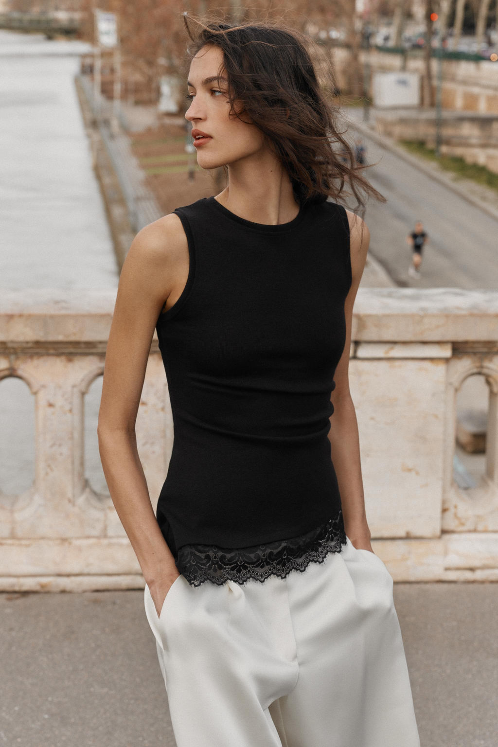 TOP DRAPEADO ENCAJE / Negro - Zara фото 4