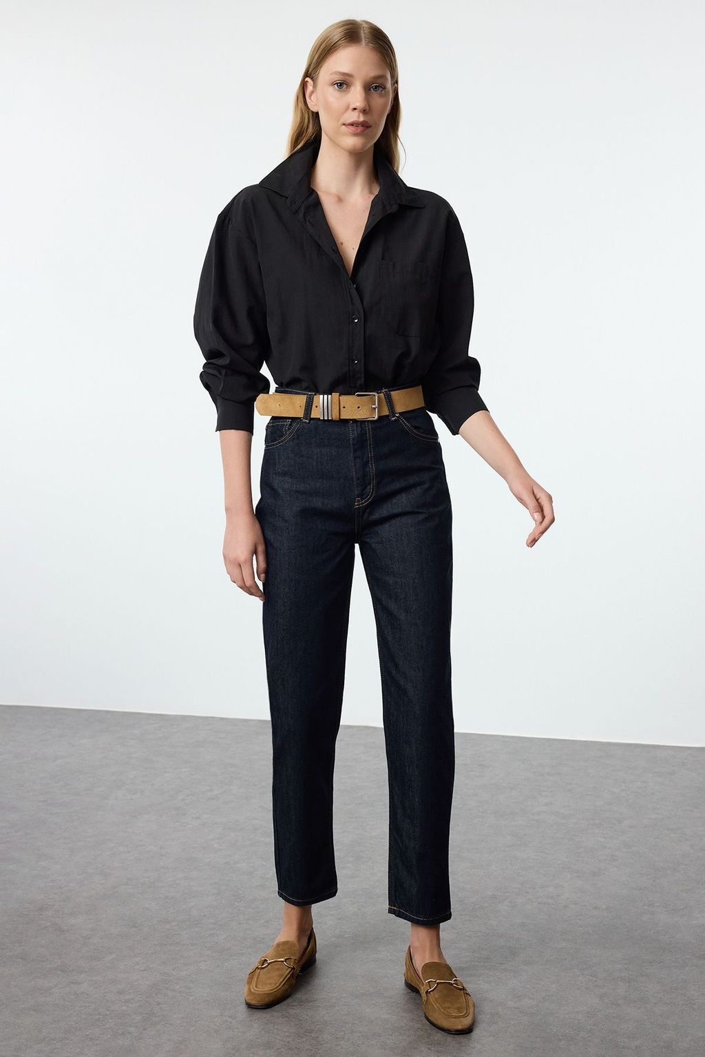 Koyu Mavi Yuksek Bel Mom Jeans TWOAW25JE00081 - Trendyolmilla фото 2