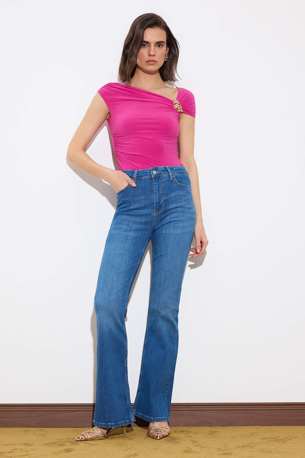 Koyu Mavi TOPARLAYICI Yuksek Bel Ekstra Esnek Flare Uzun Boy Jeans TWOSS26JE00103 - Trendyolmilla фото 5