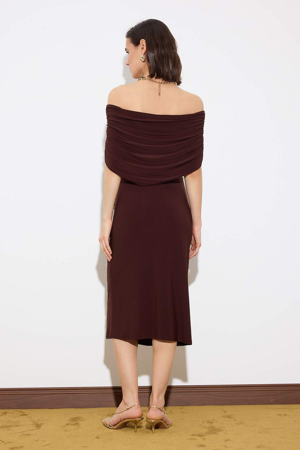 Limited Edition Kahverengi Bodycon Carmen Yaka Kolsuz Esnek Orme Elbise TWOSS26EL00266 - Trendyolmilla фото 4