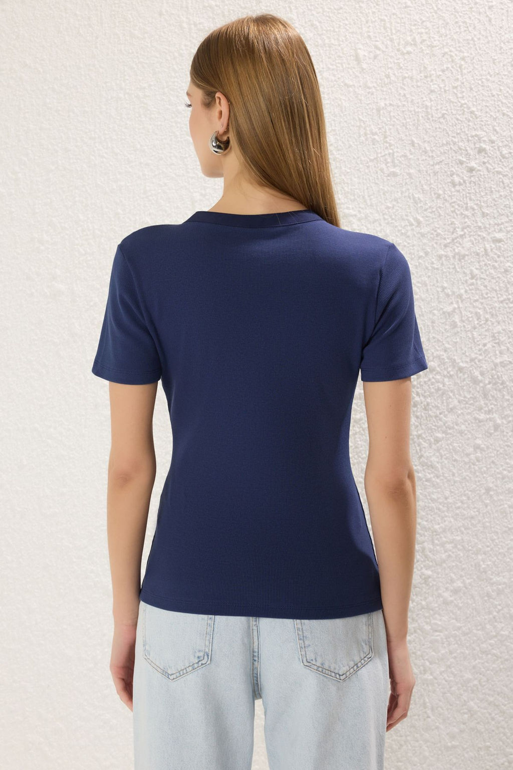 Trendyolmilla Beyaz Dugmeli Bisiklet Yaka K?sa Kol Fitilli Esnek Orme Bluz TWOSS25BZ00231  фото 4