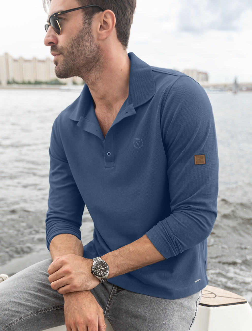 Поло из фактурного трикотажа с застежкой на пуговицы