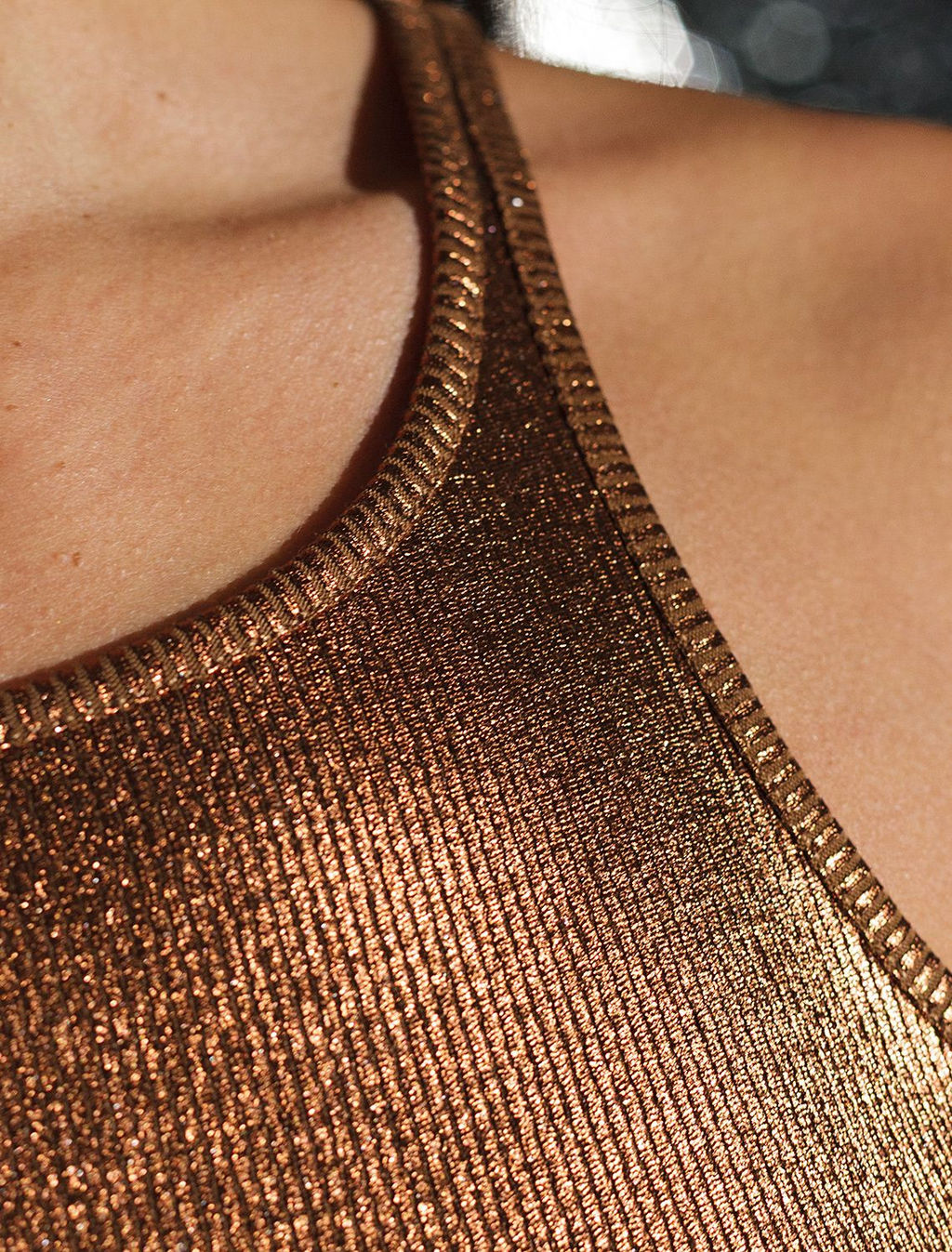 Топ с закрытым декольте из хлопка с эластаном в рубчик с матовым покрытием металлик - Vilatte фото 2