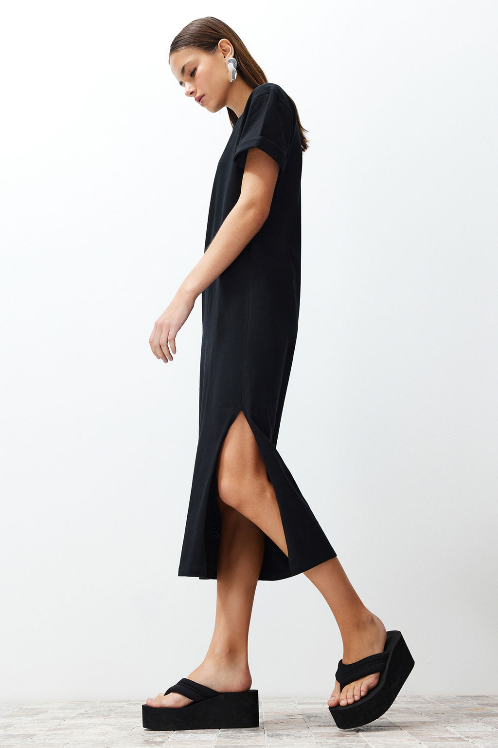 Siyah Duz T-shirt Elbise %100 Pamuk Y?rtmac Detayl? Shift/Rahat Kesim Midi TWOSS24EL00140