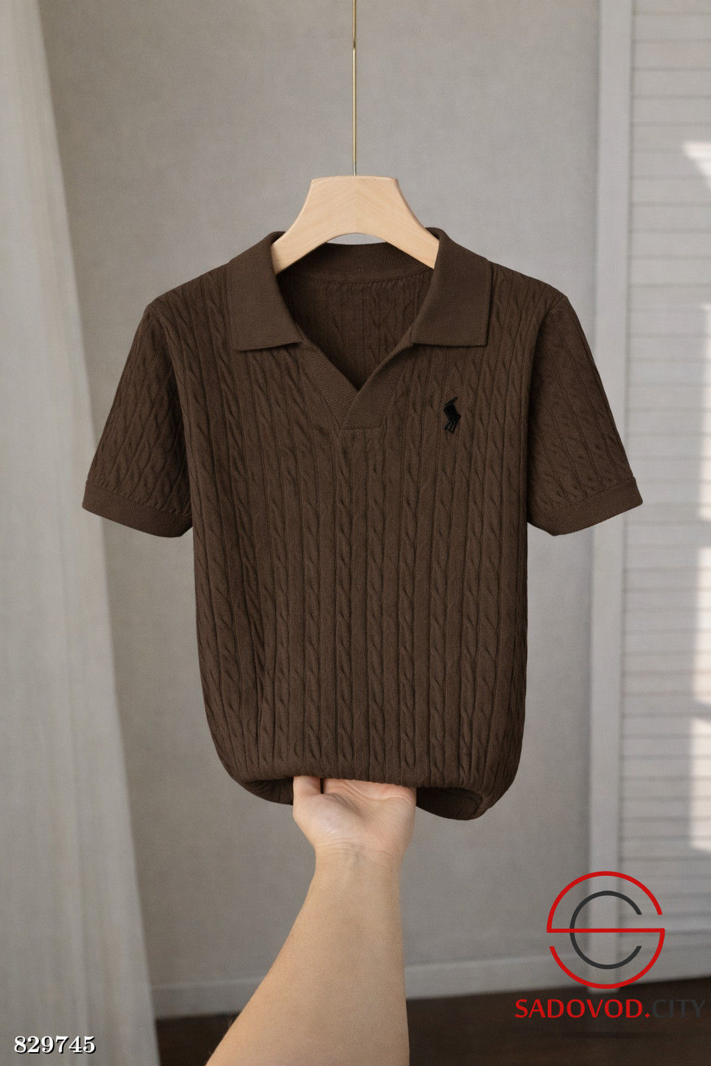 Футболка-поло с V-вырезом